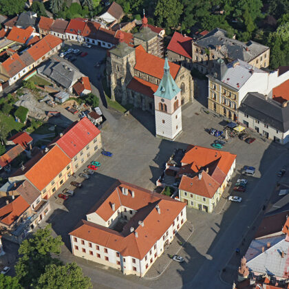 Náměstí s radnicí, kostelem a zvonicí, foto Zdeněk Fiedler, Wikipedia