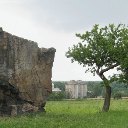 Lechův kámen a strom, foto Šárka Buriánková