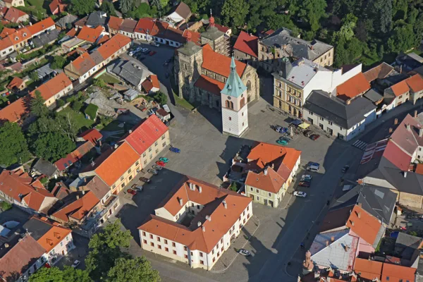 Náměstí s radnicí, kostelem a zvonicí, foto Zdeněk Fiedler, Wikipedia